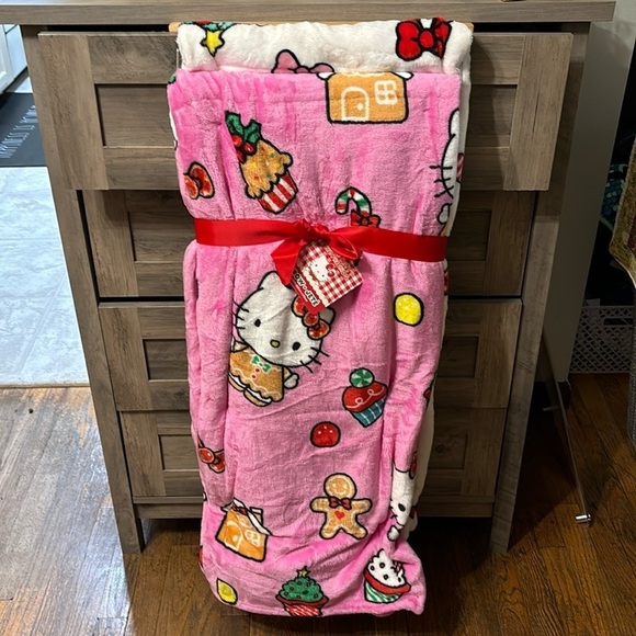 NWT 2 (TWO)HELLO KITTY PINK GINGERBREAD MAN & WHITE WREATH TREE CHRISTMAS THROWS - Picture 1 of 11